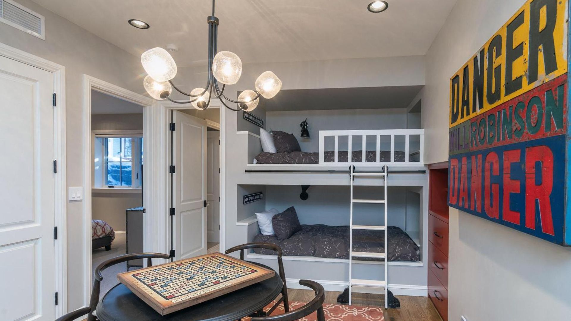 Luxury At Miles High, With 2 Free Passes Holiday home *