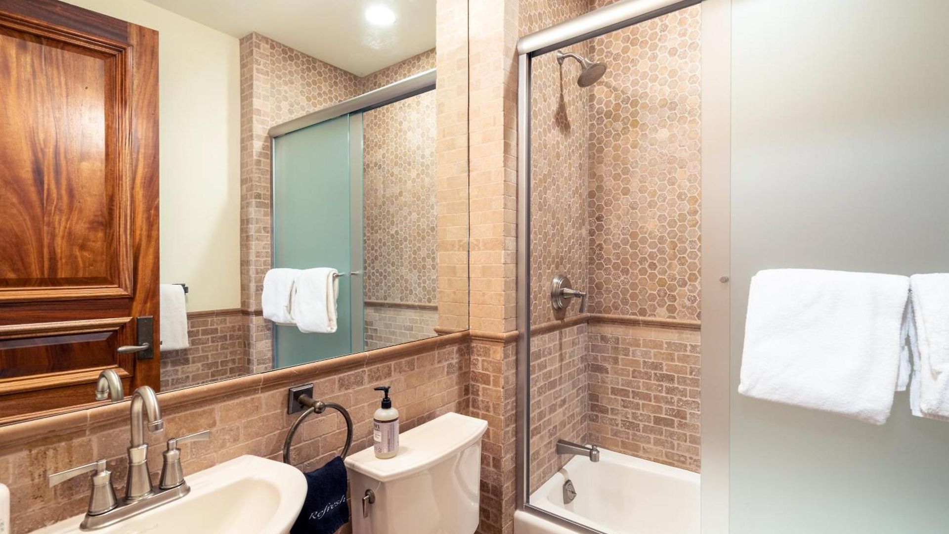 Luxury Lorian Lookout With Plenty Of Amenities