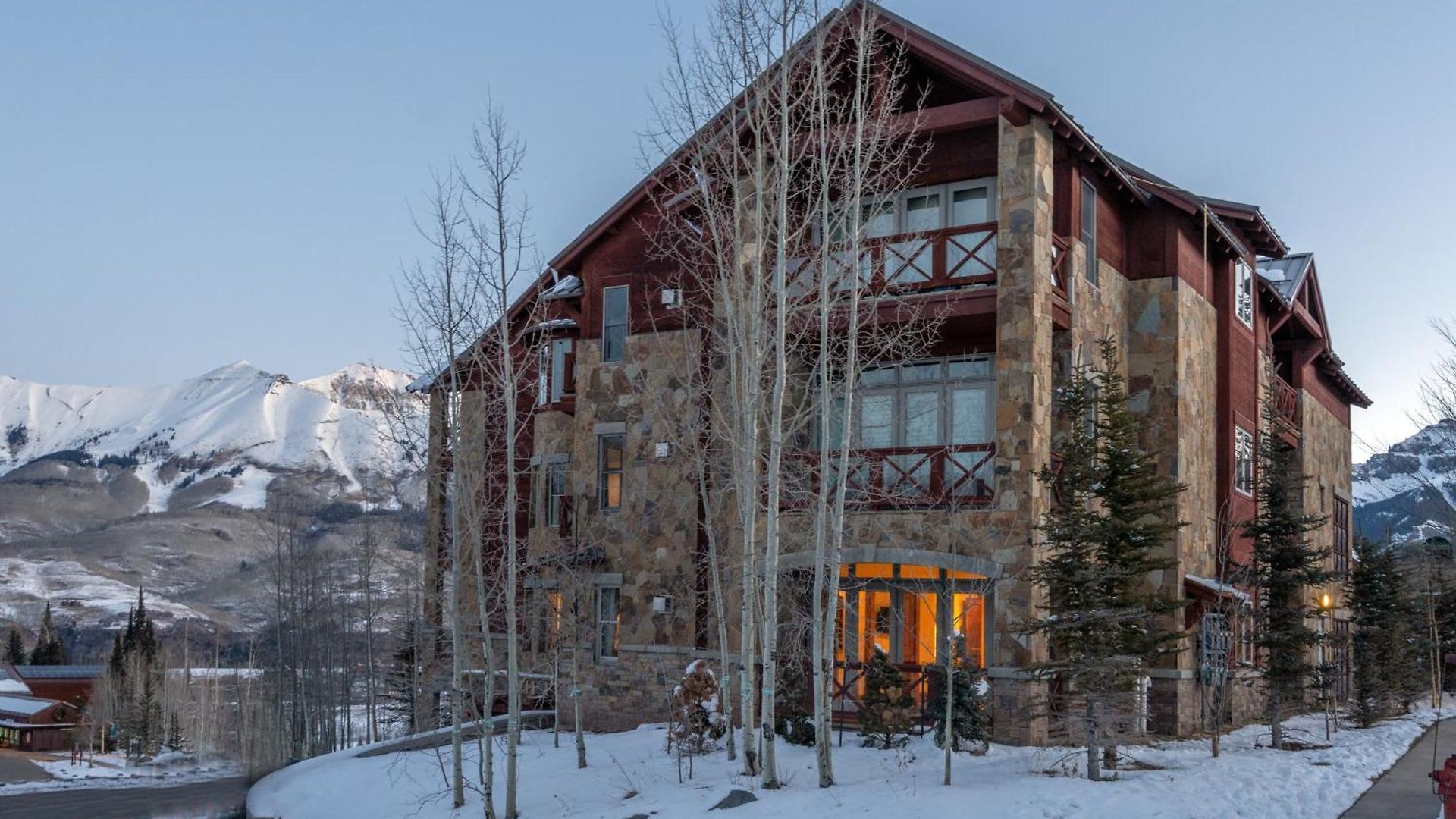 Luxury Lorian Lookout With Plenty Of Amenities *