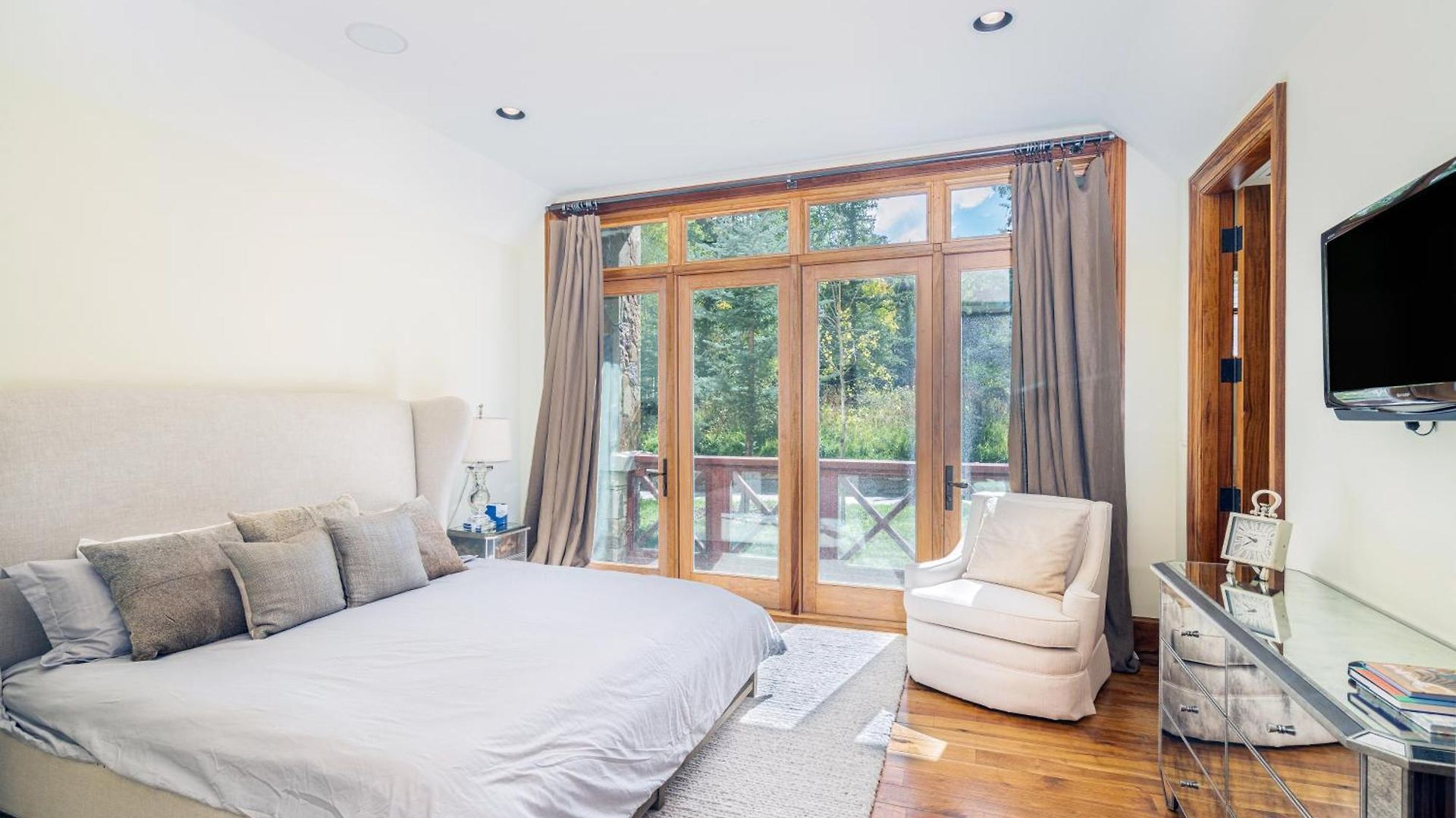 Luxury Lorian Lookout With Plenty Of Amenities *