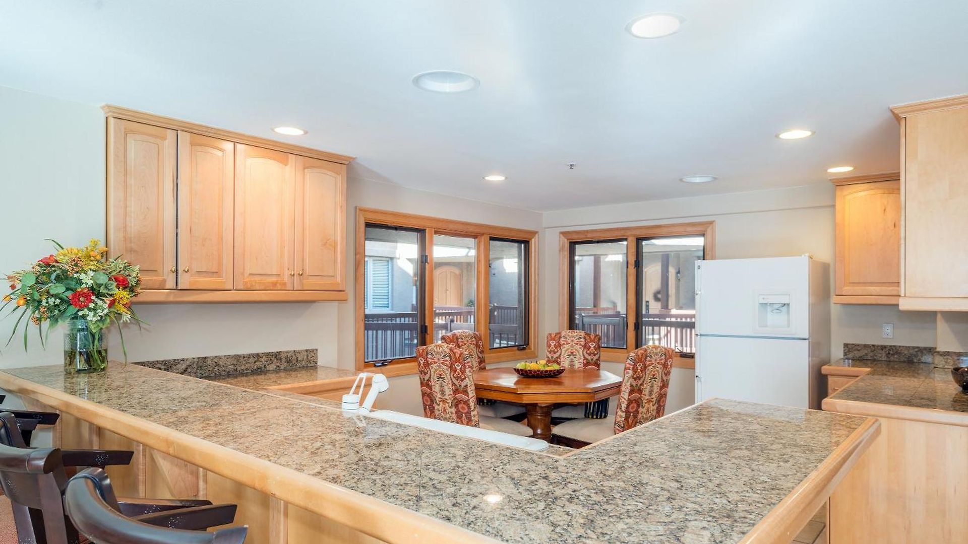 Luxury Lorian Lookout With Plenty Of Amenities *