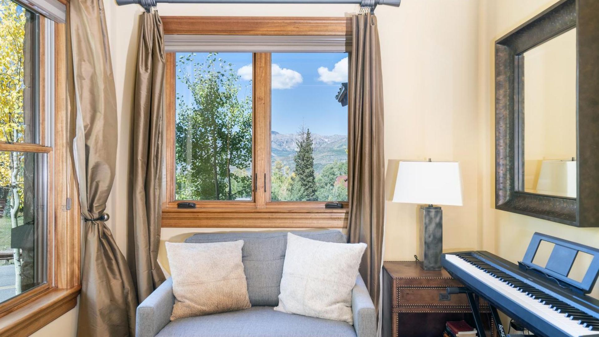 Luxury Lorian Lookout With Plenty Of Amenities