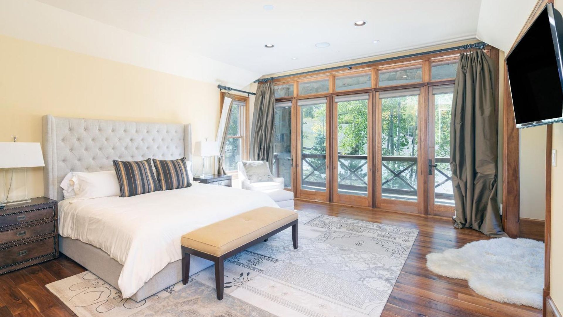 Luxury Lorian Lookout With Plenty Of Amenities