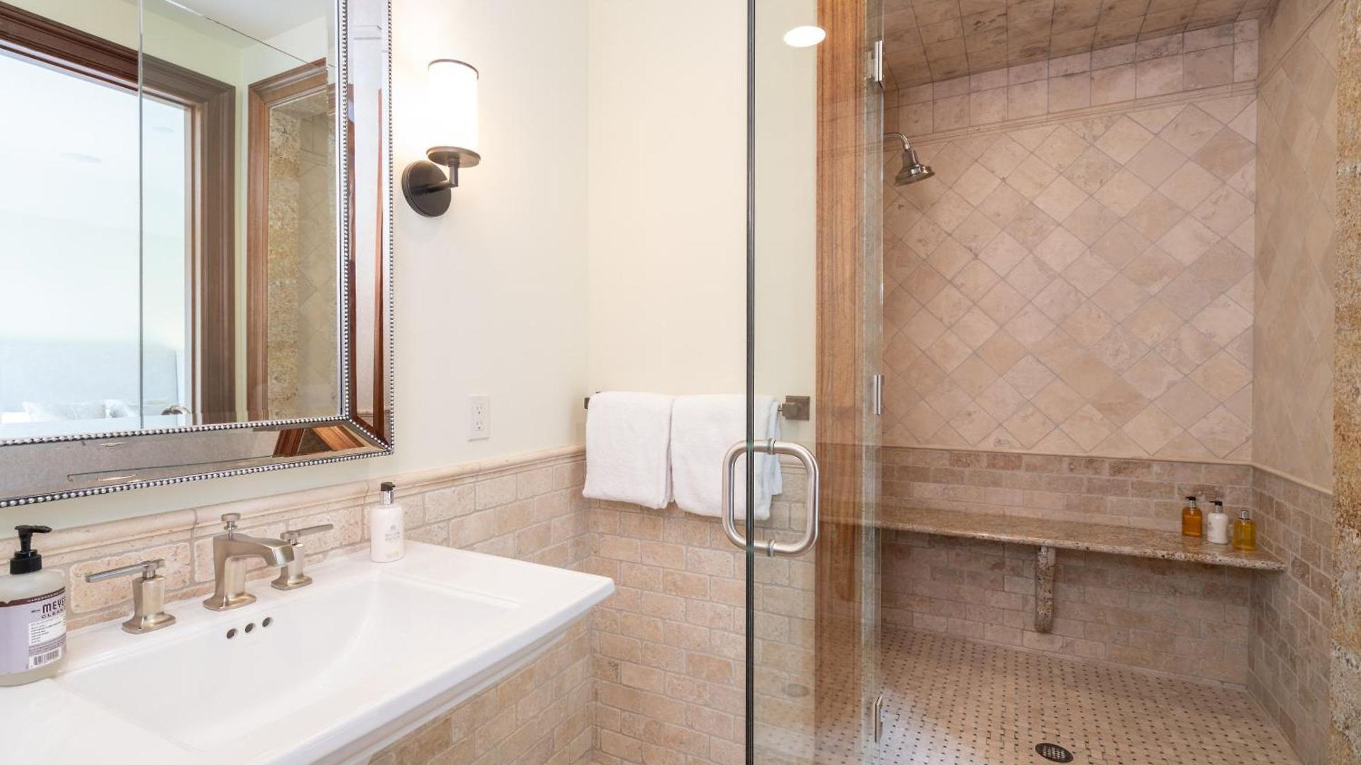 Luxury Lorian Lookout With Plenty Of Amenities Holiday home