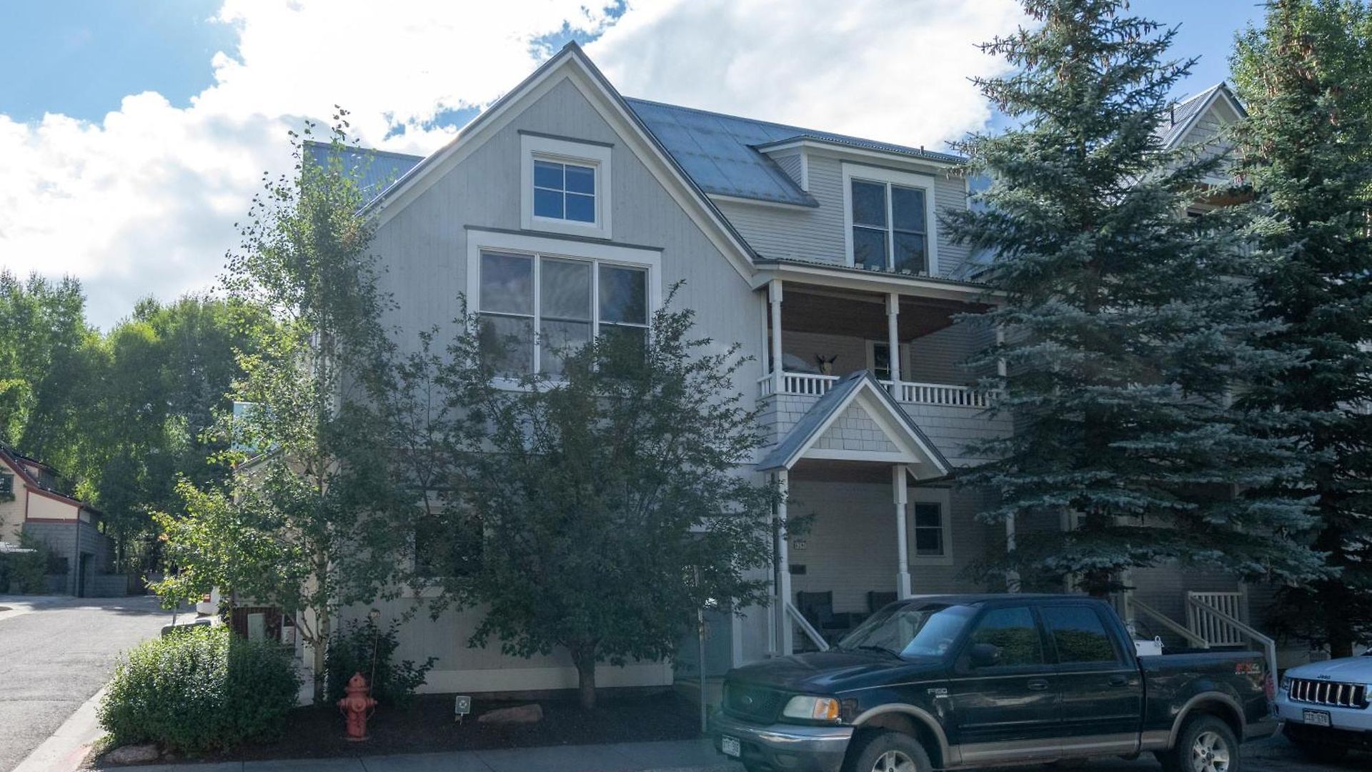 Main Street Tri-plex Close To Everything! Holiday home *