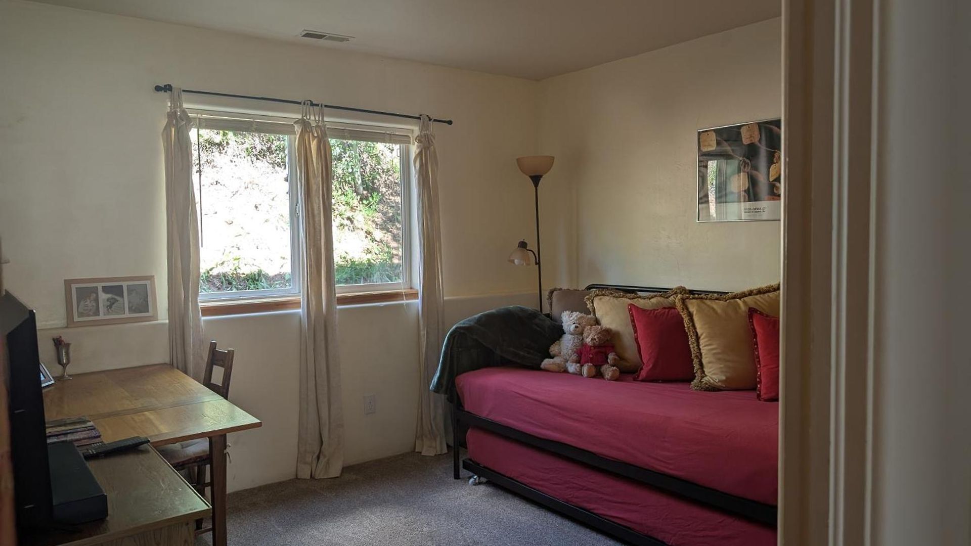 Peaceful Sunny Out In Condo, Parking, Pets *