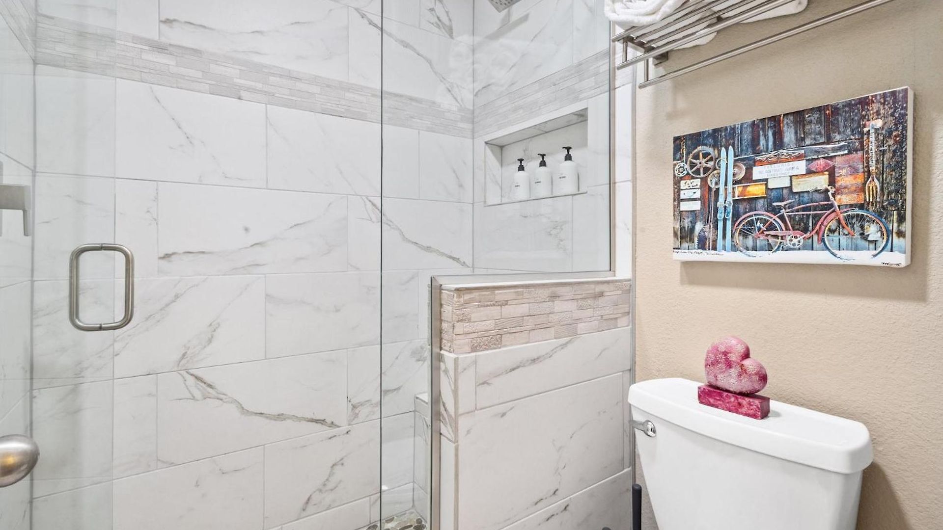 Walk To Ski, Stylish & Bright! Ground Floor, Hot Tub, Pool Apartment *