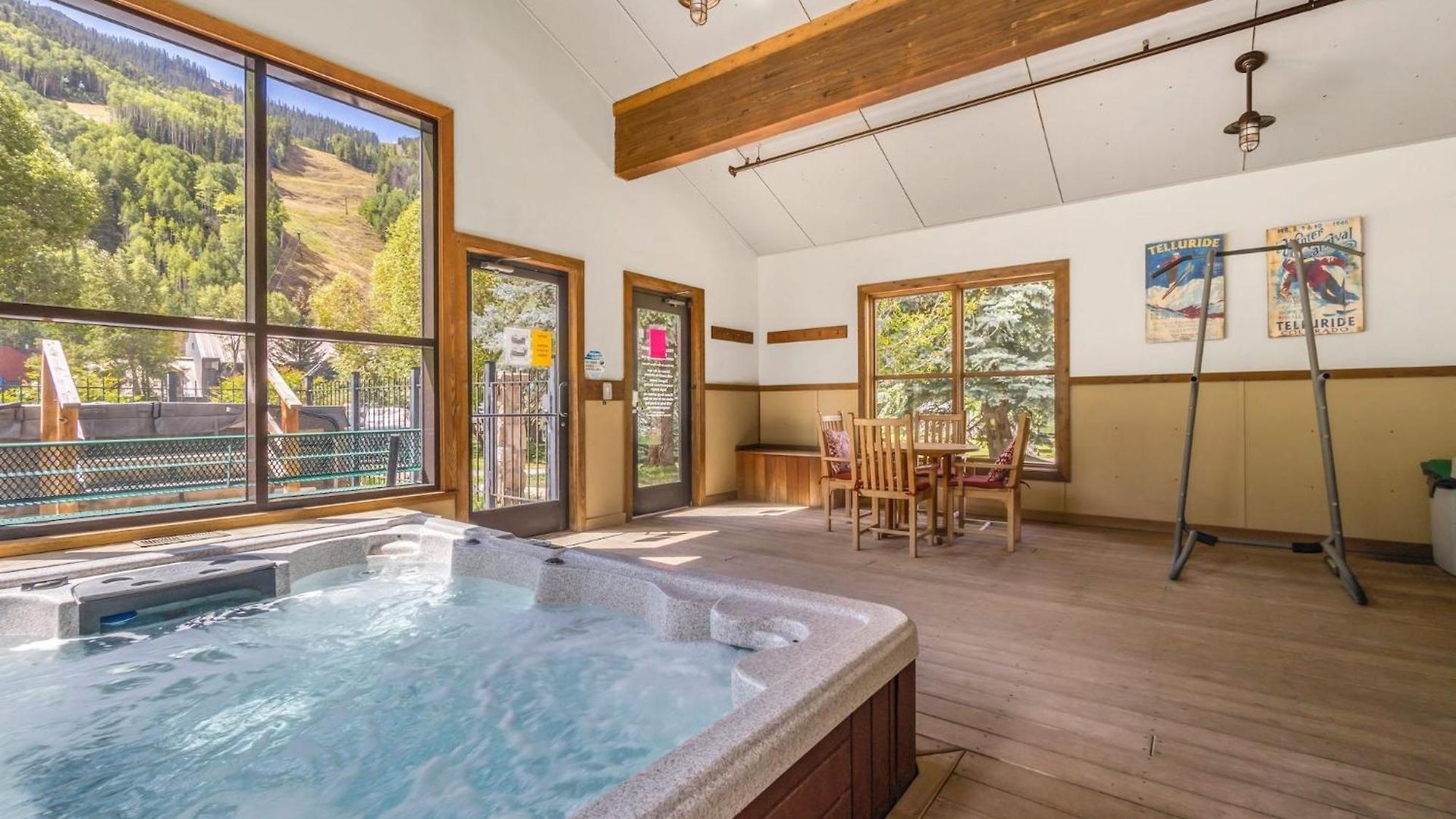 Walk To Festivals! Windows, Fireplace, Hot Tub Apartment