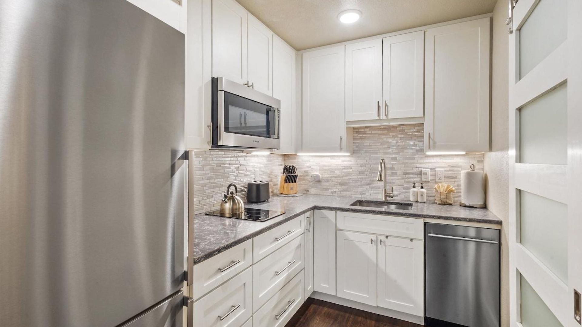 Walk To Ski, Stylish & Bright! Ground Floor, Hot Tub, Pool