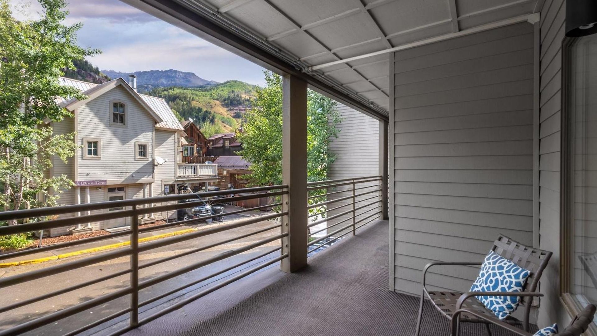 Riverfront, Blocks To - Mtn Views, Hot Tub At Viking 217 Apartment *