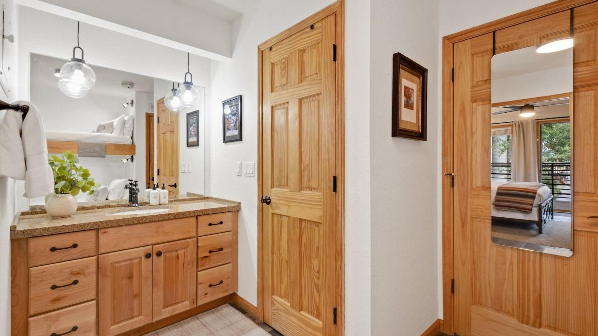 Riverfront, Blocks To - Mtn Views, Hot Tub At Viking 217 Apartment *