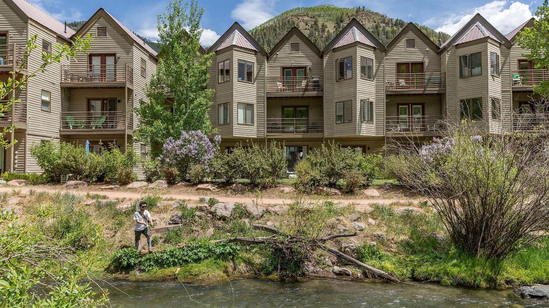 River Location 2 Blocks To Lift 7 & To The Gondola Holiday home *