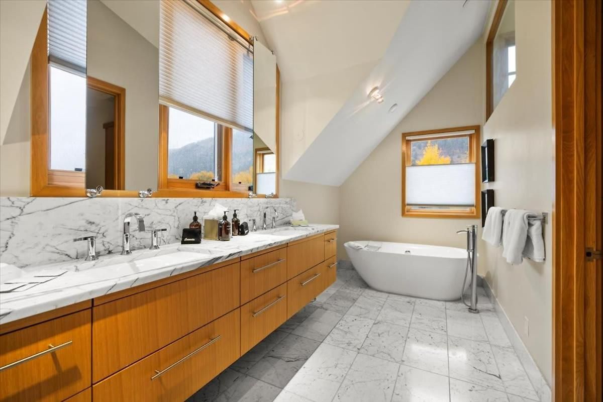 Downtown Luxury Retreat Private Hot Tub Holiday home *