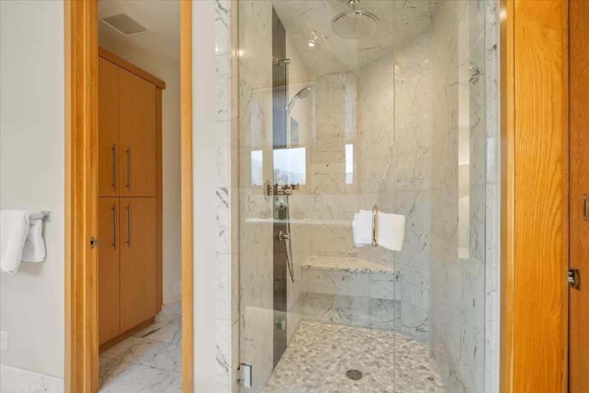Downtown Luxury Retreat Private Hot Tub Holiday home *
