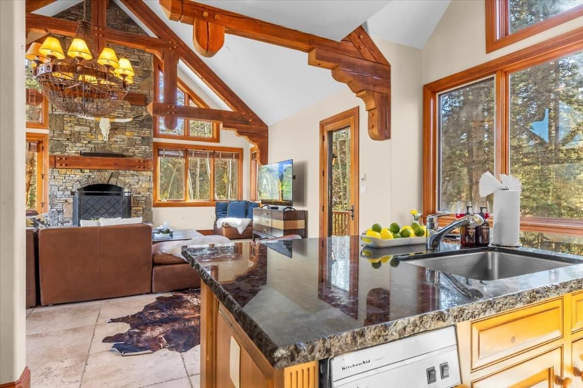 Mountain Village Retreat With Hot Tub Sauna & Views