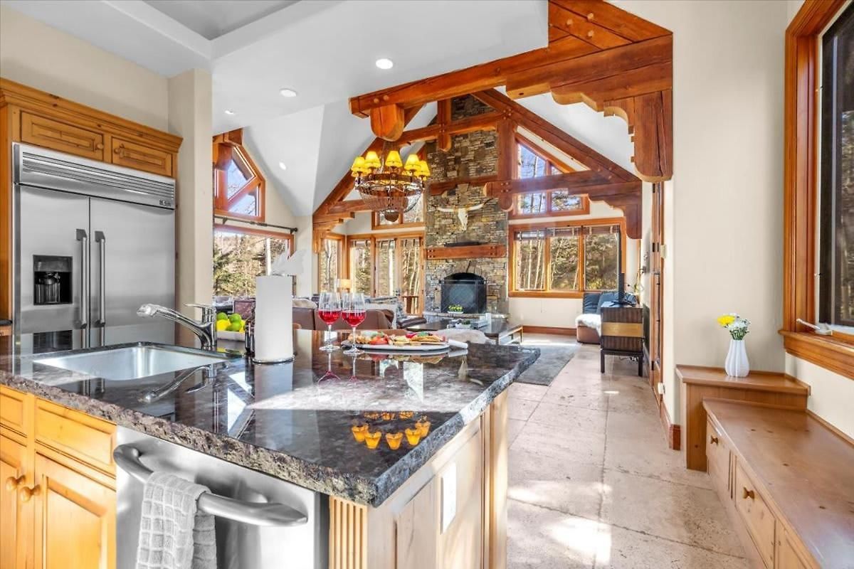 Mountain Village Retreat With Hot Tub Sauna & Views Holiday home *