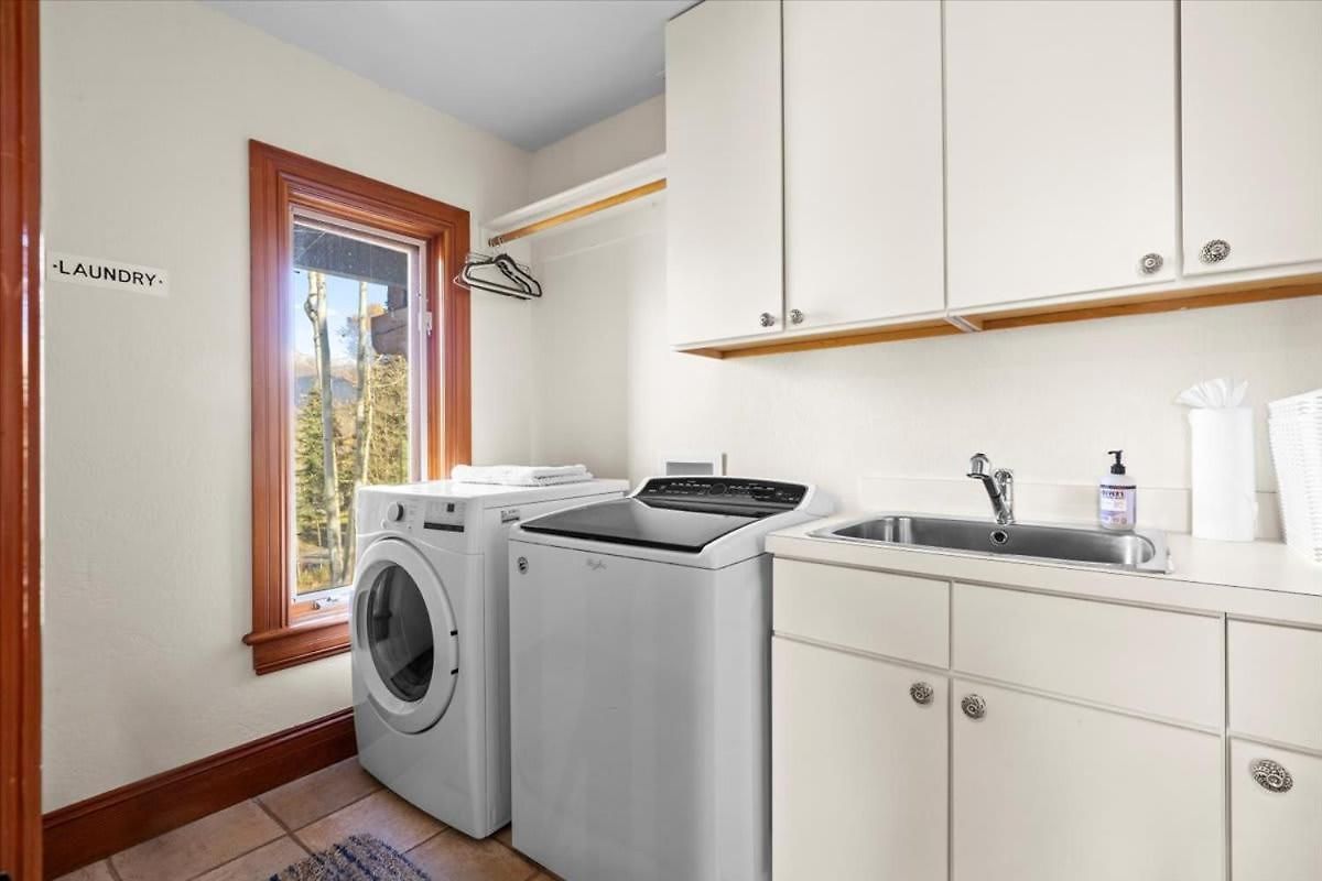 Mountain Village Retreat With Hot Tub Sauna & Views *