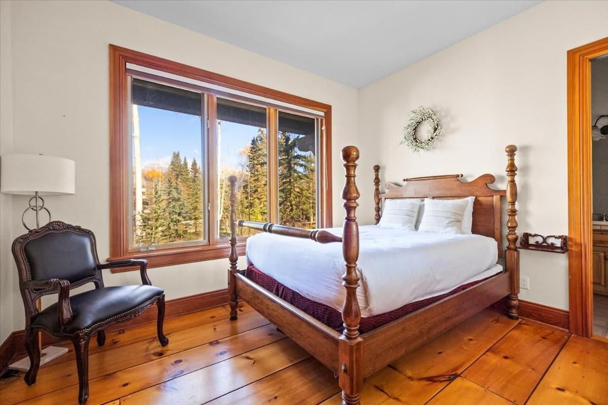 Mountain Village Retreat With Hot Tub Sauna & Views