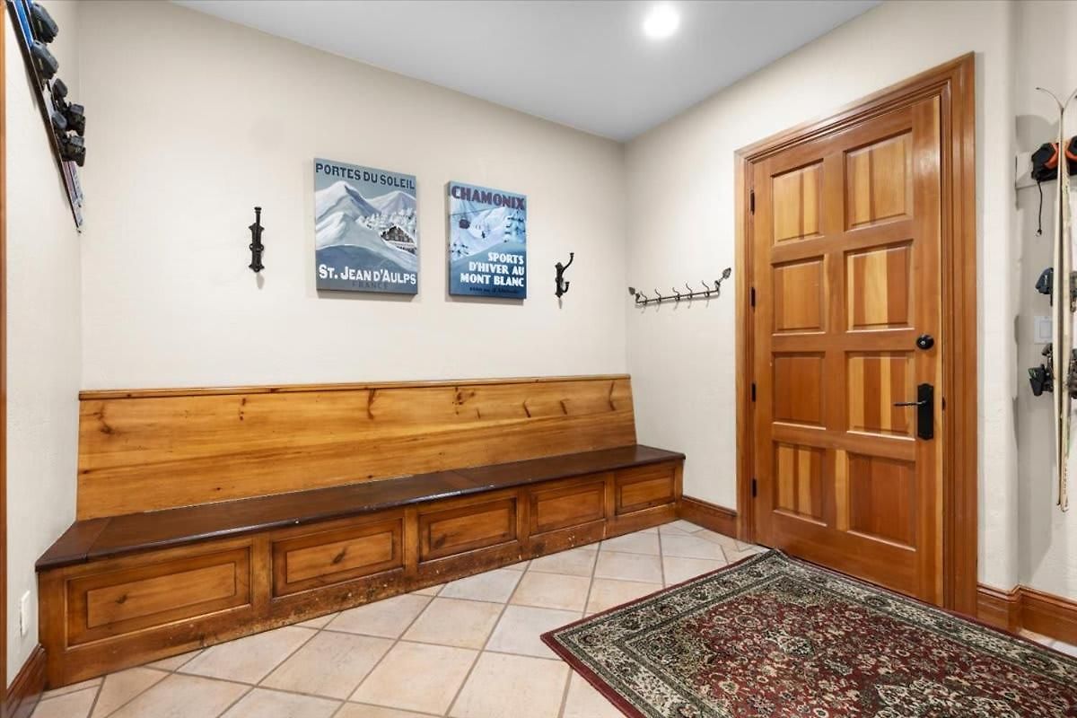 Mountain Village Retreat With Hot Tub Sauna & Views Holiday home