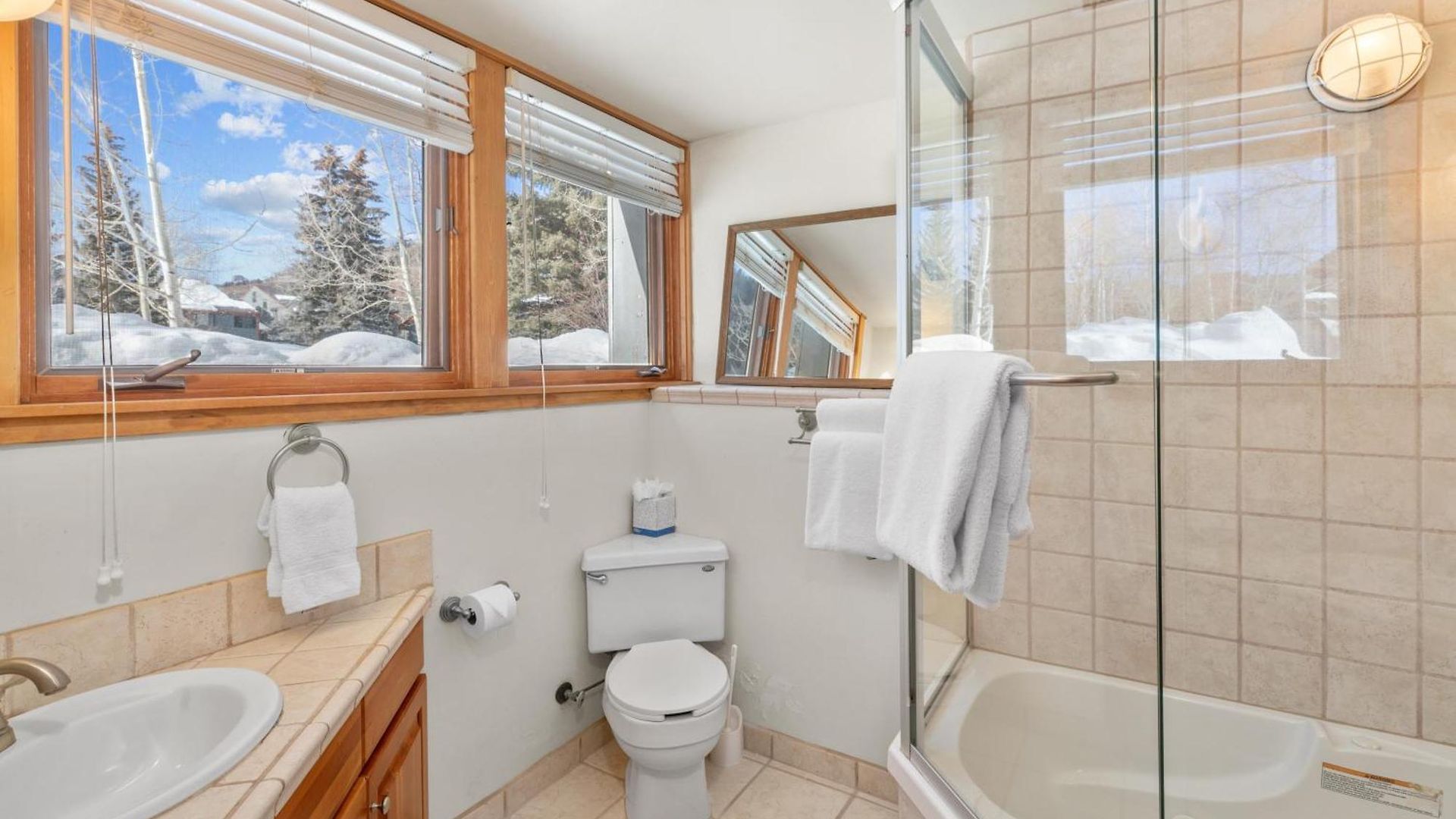 Twin 337 & 338 - Liftside And Hot Tubs Access