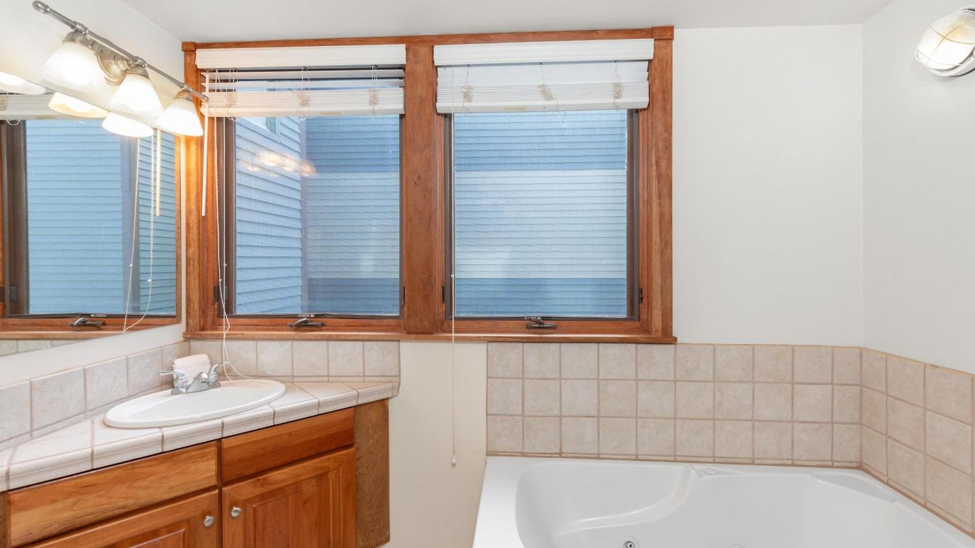 Twin 337 & 338 - Liftside And Hot Tubs Access