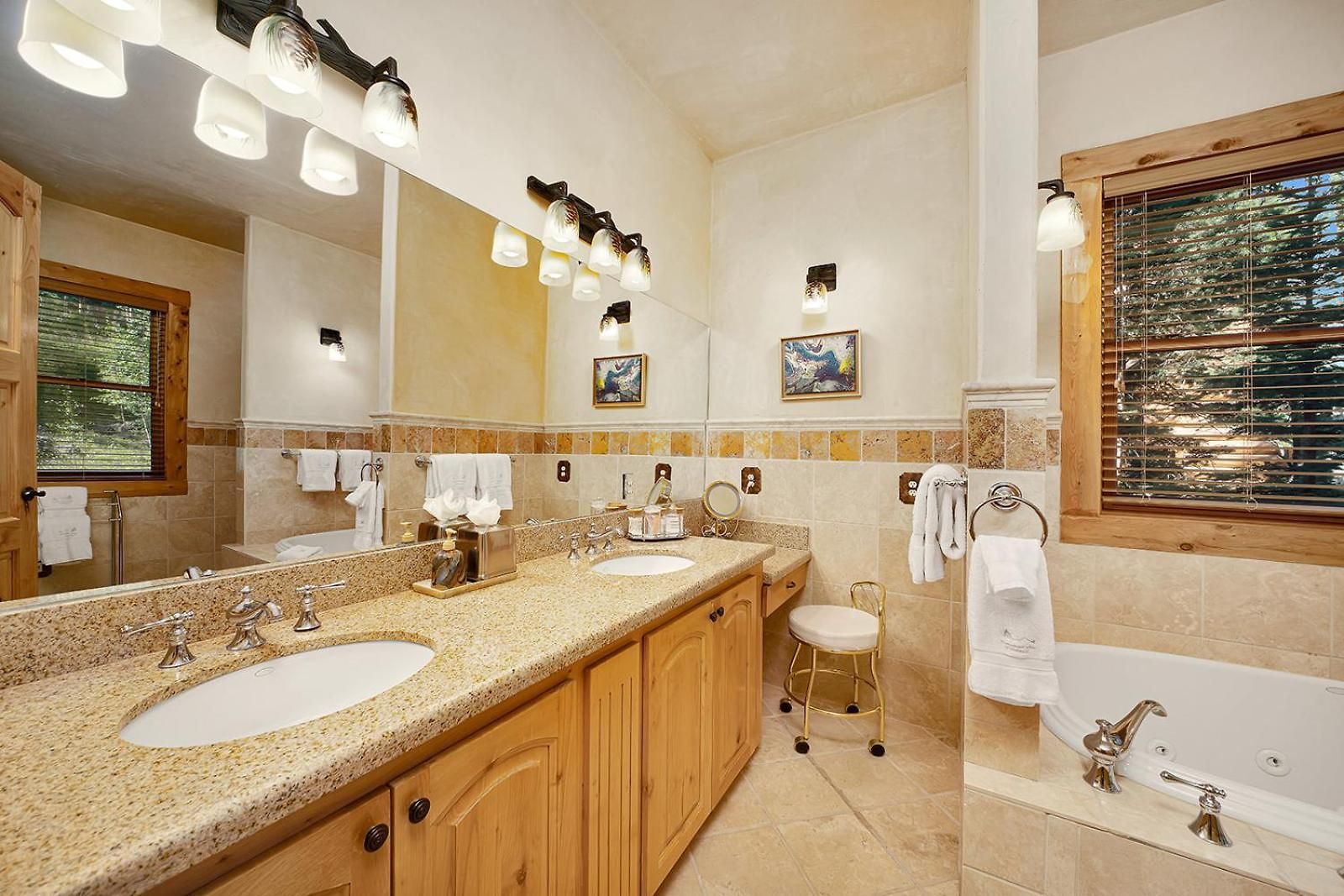 Mountain View 2 Ski-in Private Hot Tub 4br 4.5ba Sleeps 8 Holiday home