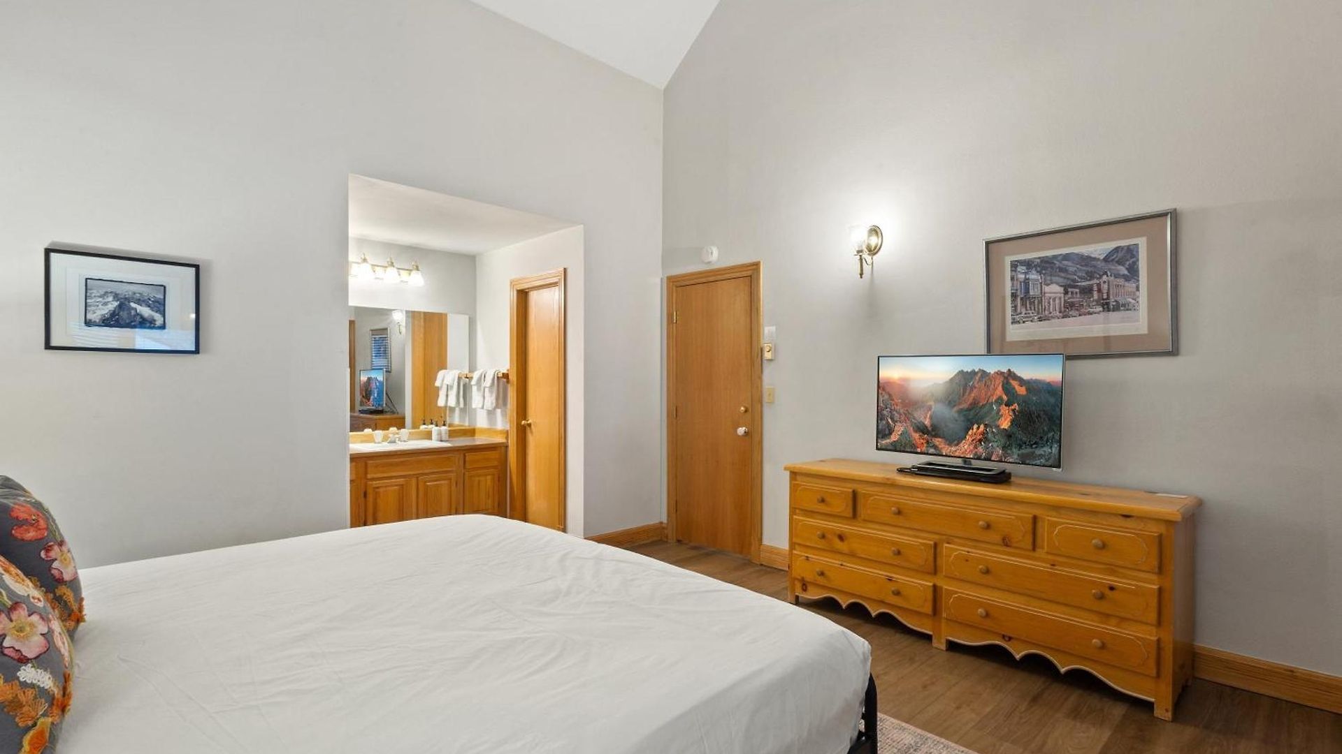 In Out Lift 7! Deck, Hot Tub, Garage Parking Apartment *
