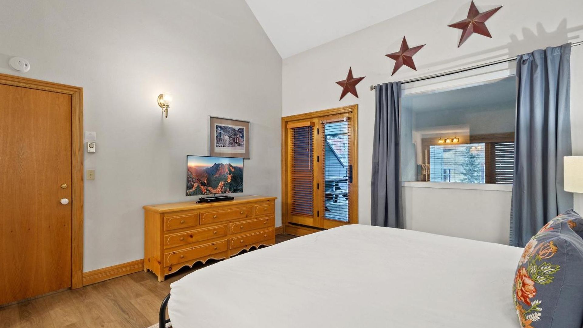 Apartment In Out Lift 7! Deck, Hot Tub, Garage Parking *