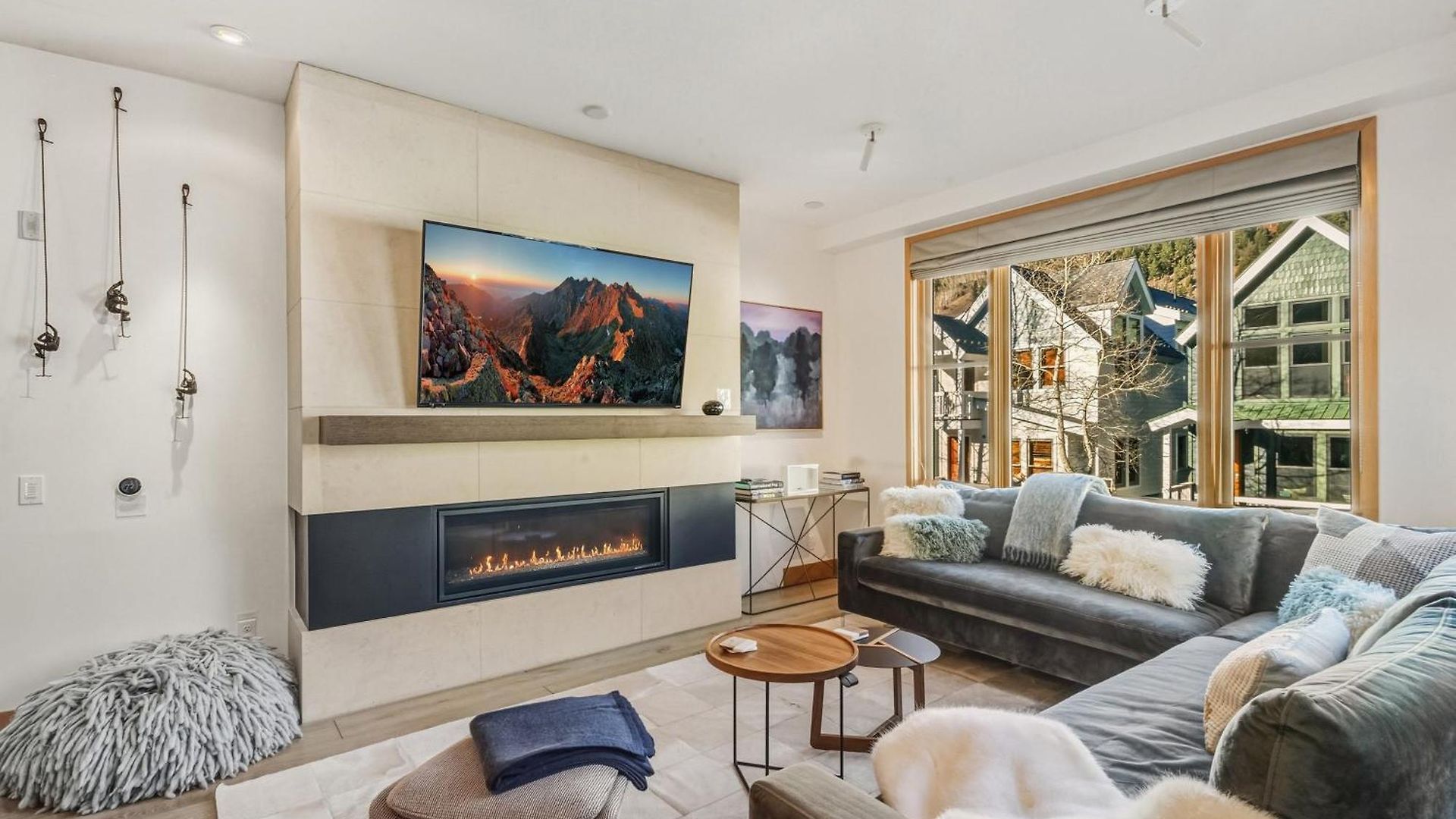 Depot Luxury Townhome: Rooftop Hot Tub & Gondola Access *
