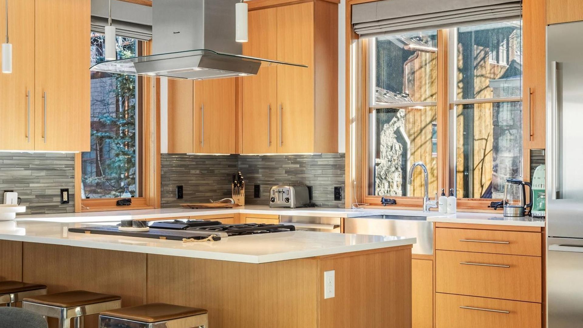 Depot Luxury Townhome: Rooftop Hot Tub & Gondola Access