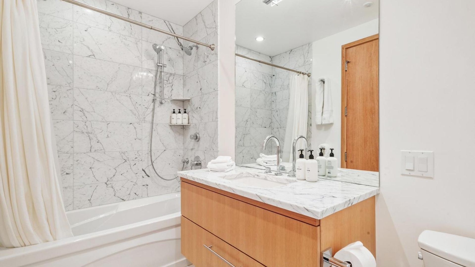 Depot Luxury Townhome: Rooftop Hot Tub & Gondola Access *