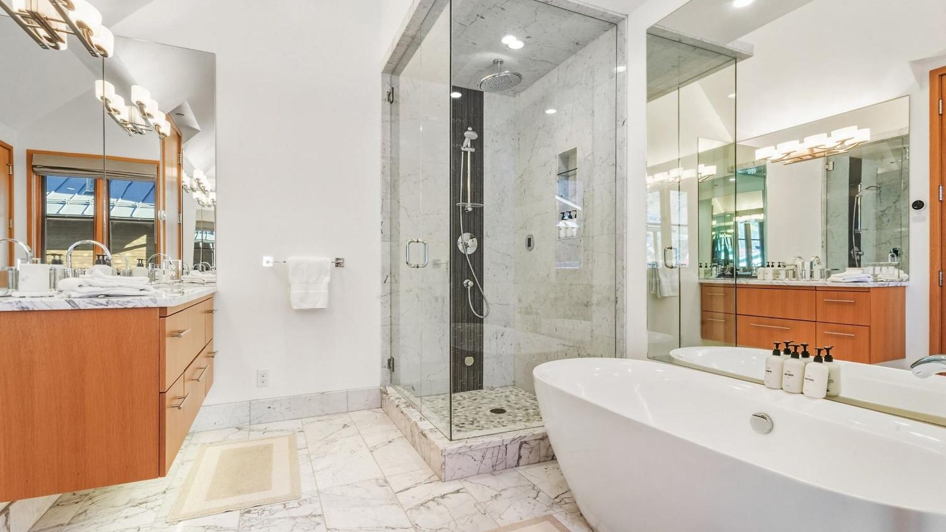 Depot Luxury Townhome: Rooftop Hot Tub & Gondola Access