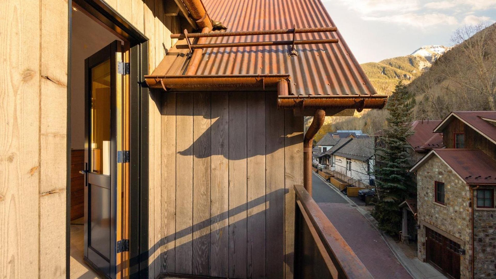 Depot Luxury Townhome: Rooftop Hot Tub & Gondola Access Holiday home