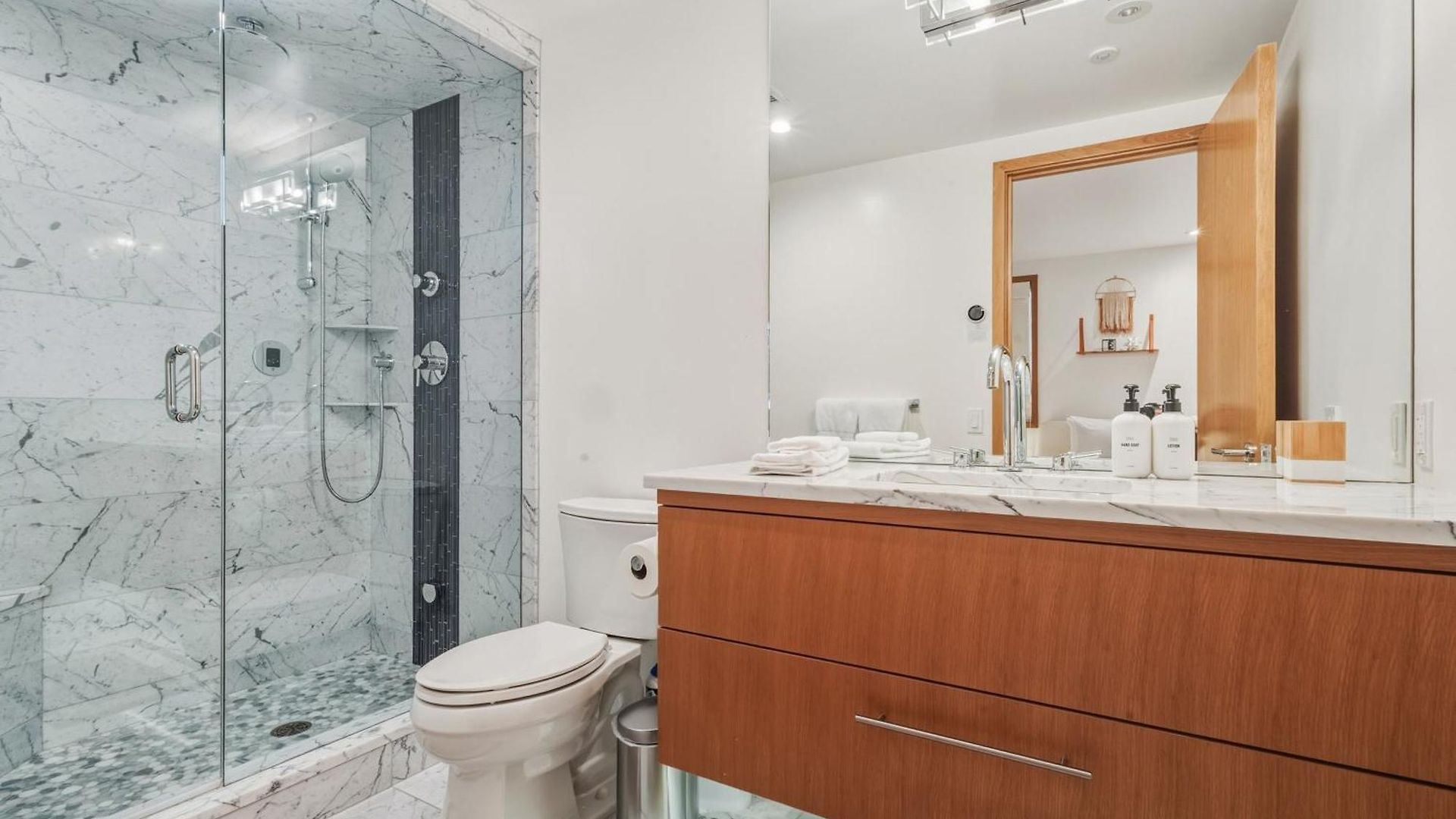 Depot Luxury Townhome: Rooftop Hot Tub & Gondola Access *