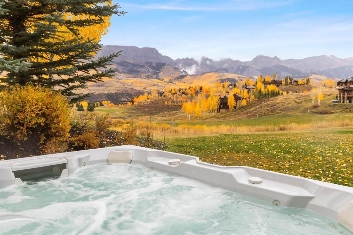 Luxury Retreat Hot Tub And Mountain View Holiday home