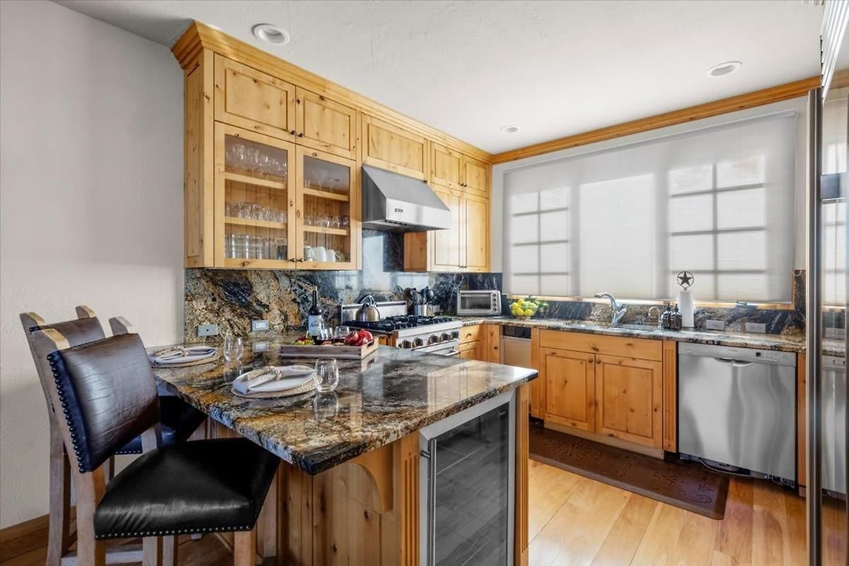 Mountain Village Retreat - Steam Shower & Views *