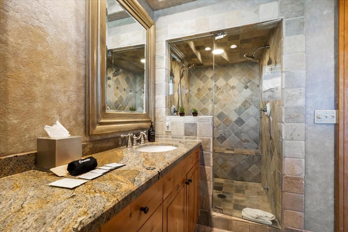 Mountain Village Retreat - Steam Shower & Views