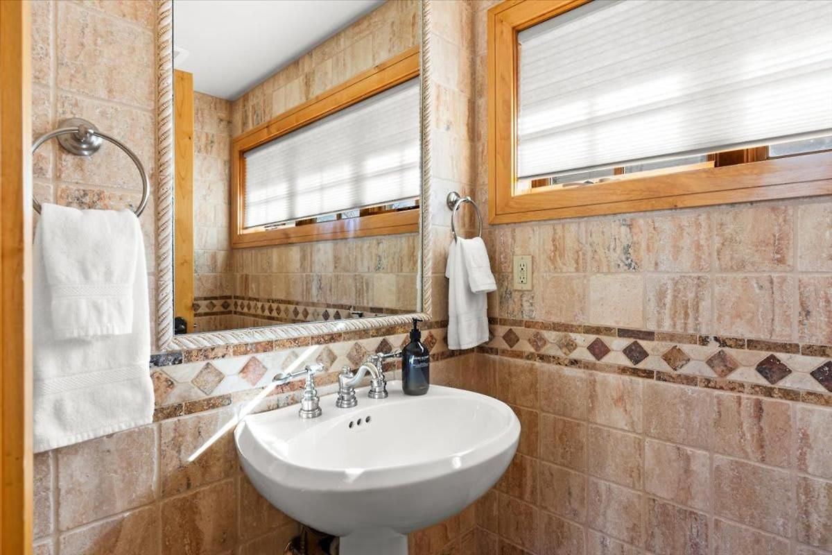 Mountain Village Retreat - Steam Shower & Views *