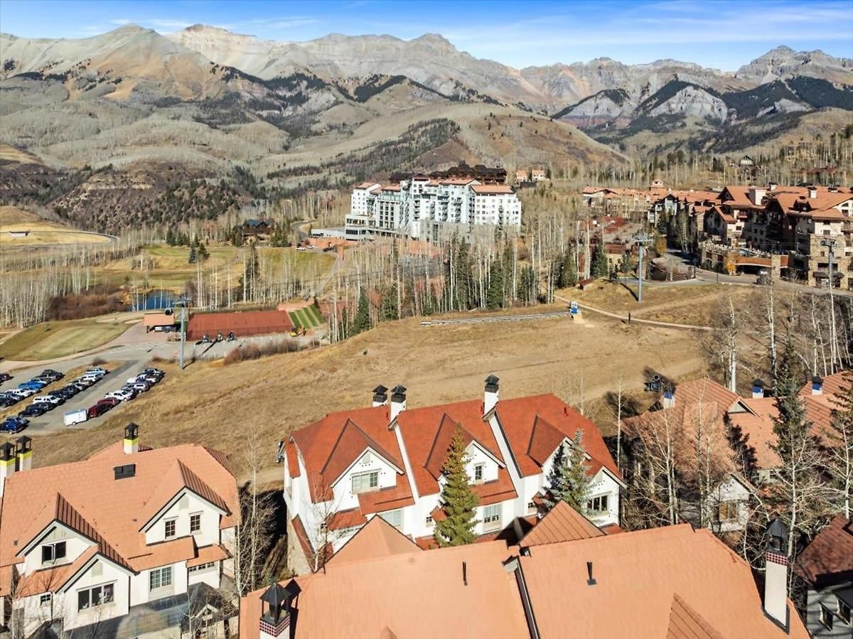 Mountain Village Retreat - Steam Shower & Views *