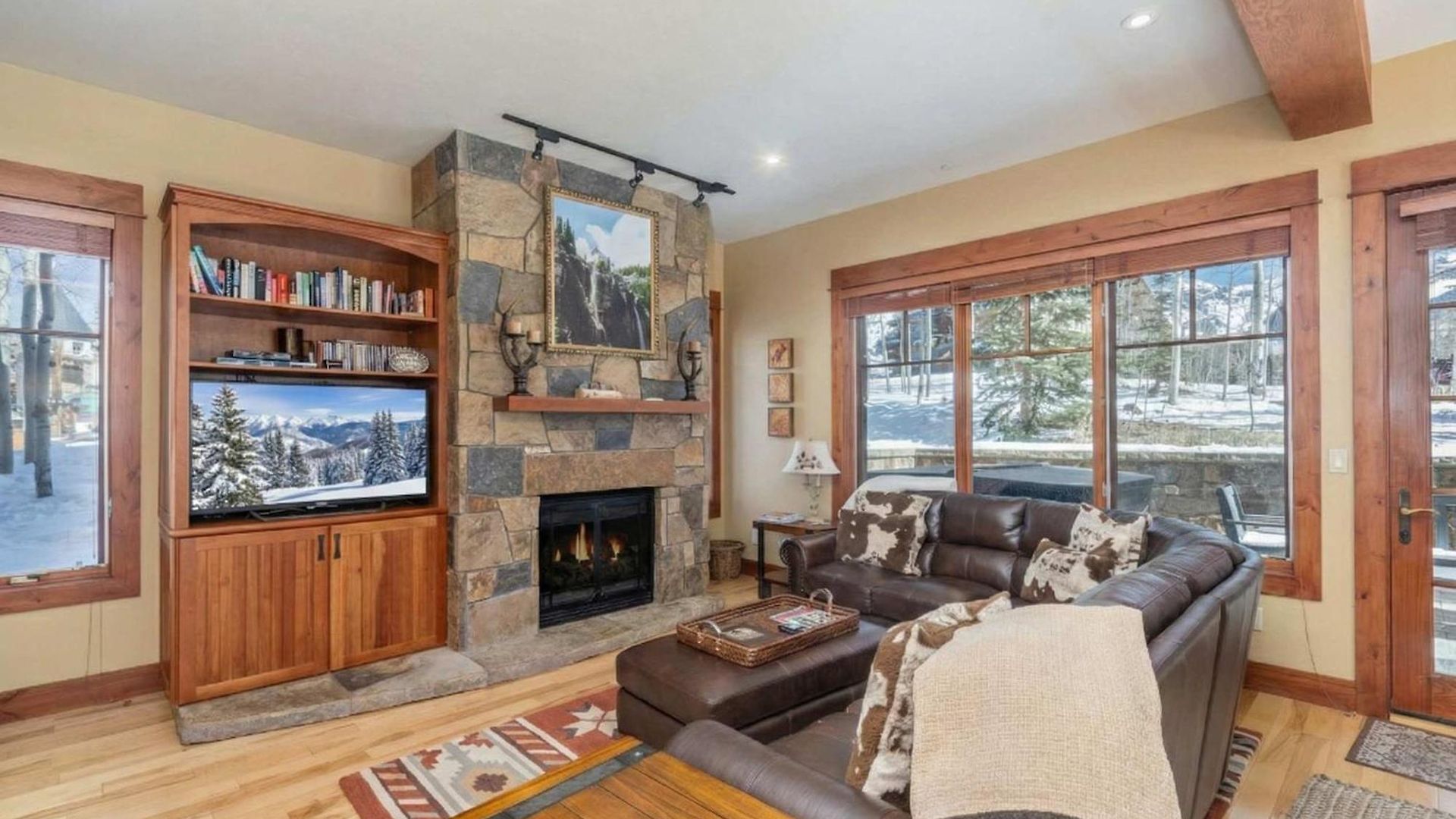Ski-in Ski-out 4br W- Deck, Hot Tub, & Crib