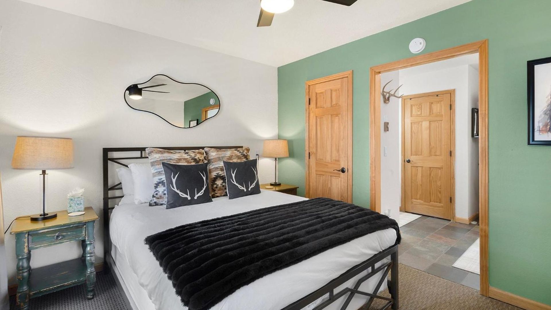Riverfront, Blocks To - Mtn Views, Hot Tub At Viking 217 Apartment