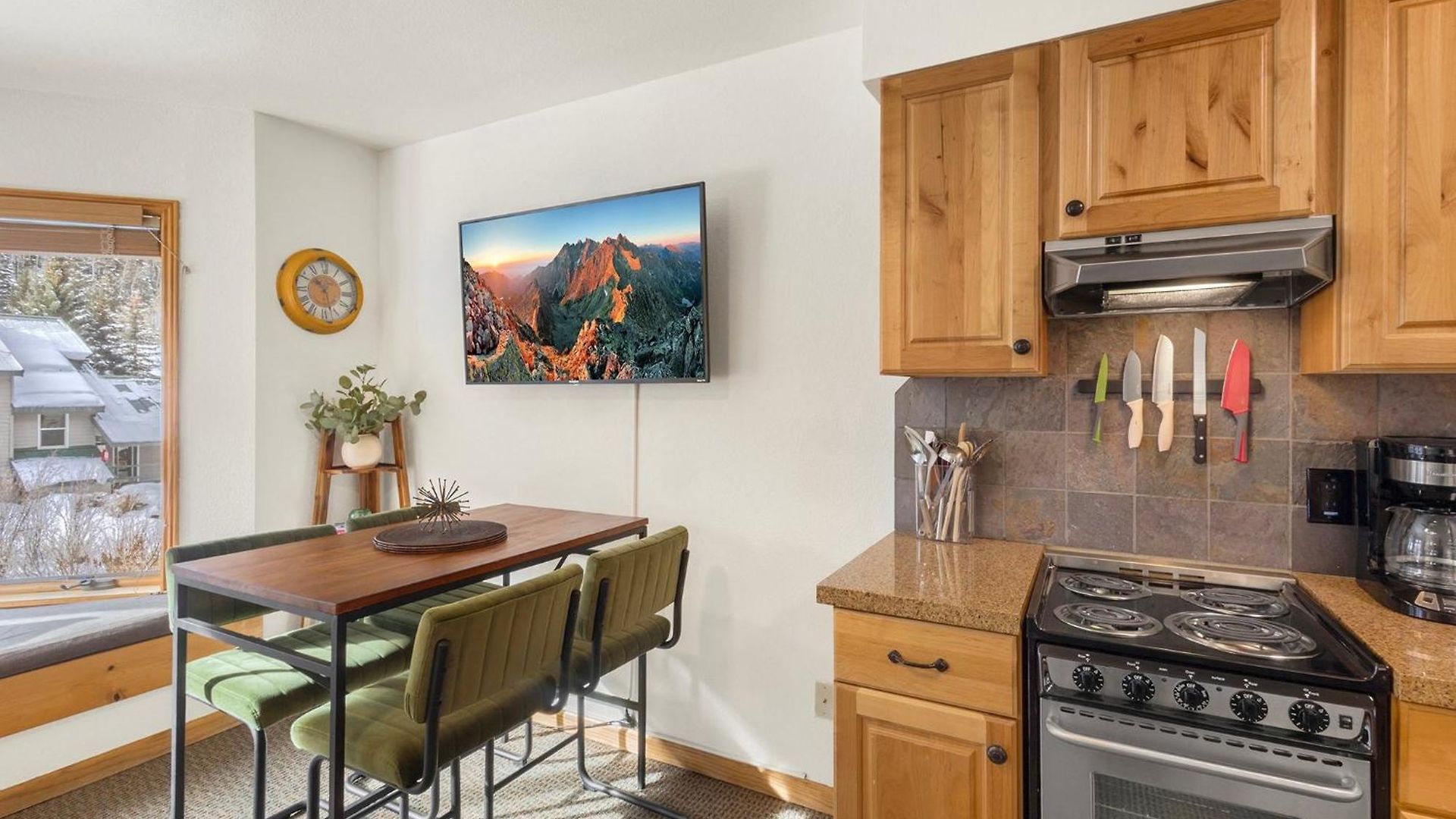 Riverfront, Blocks To - Mtn Views, Hot Tub At Viking 217 Apartment