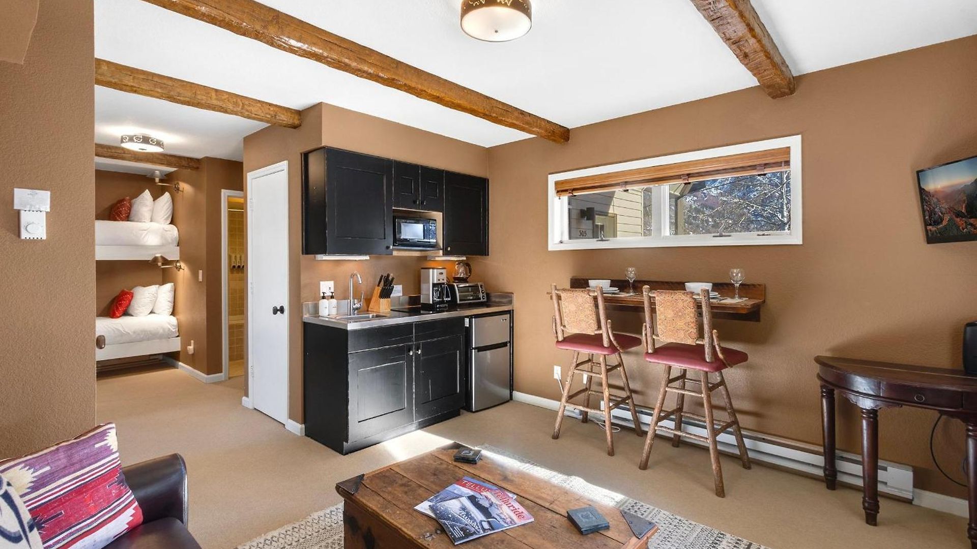 Apartment Trip Value! Walk Everywhere, Hot Tub, Floor