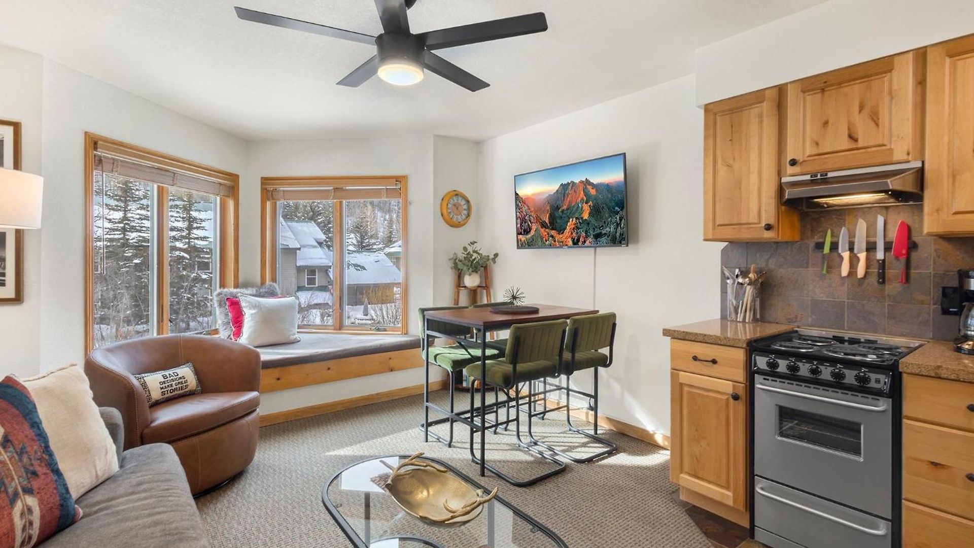 Riverfront, Blocks To - Mtn Views, Hot Tub At Viking 217 *