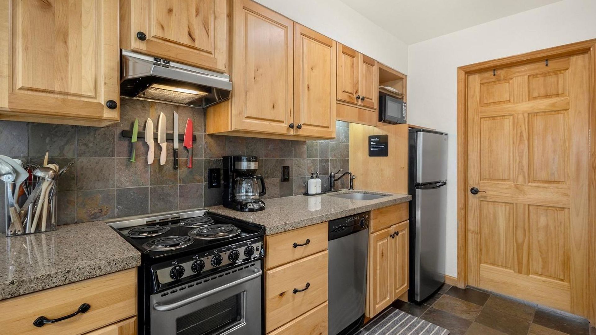 Riverfront, Blocks To - Mtn Views, Hot Tub At Viking 217 Apartment *