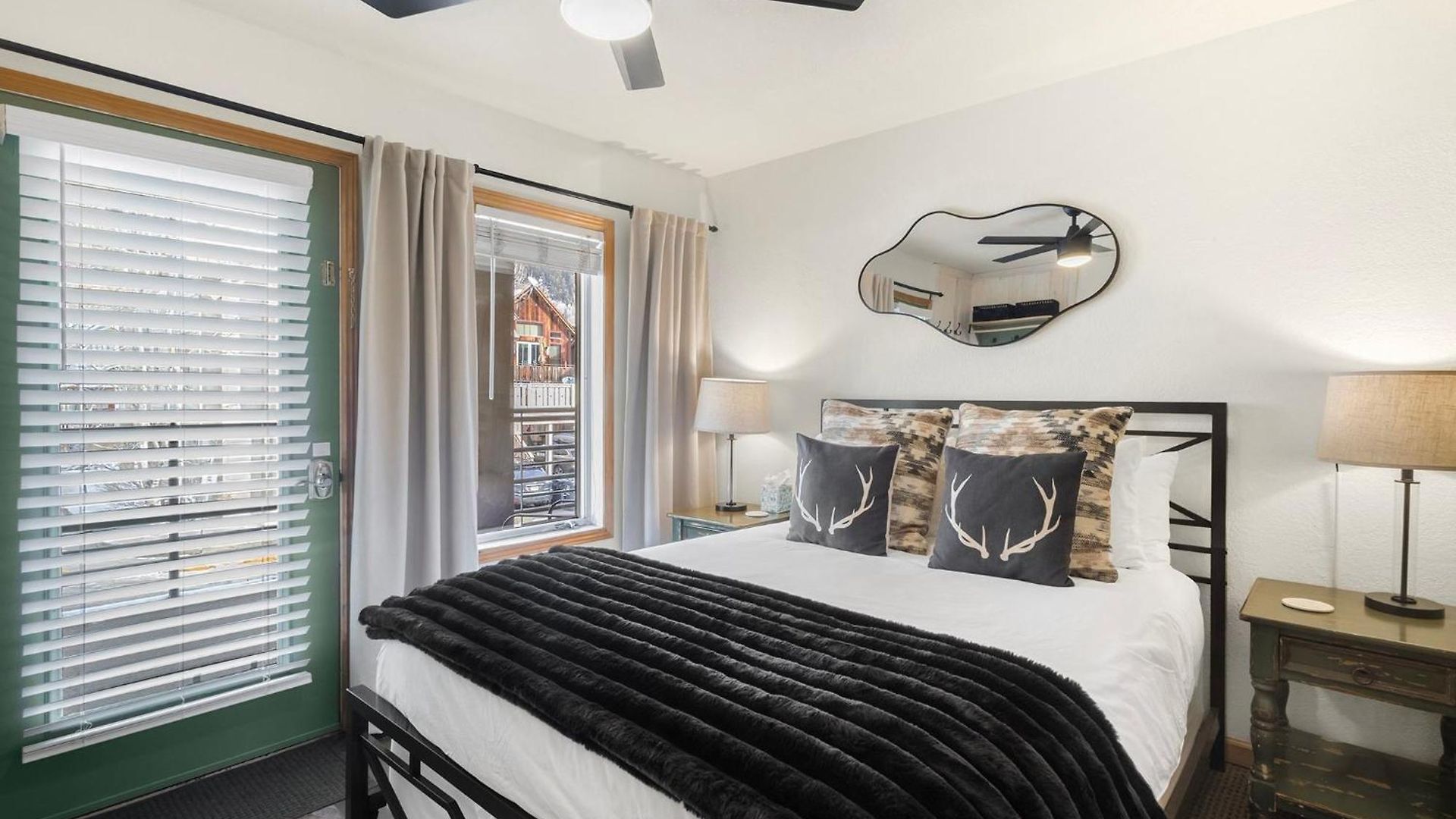 Apartment Riverfront, Blocks To - Mtn Views, Hot Tub At Viking 217