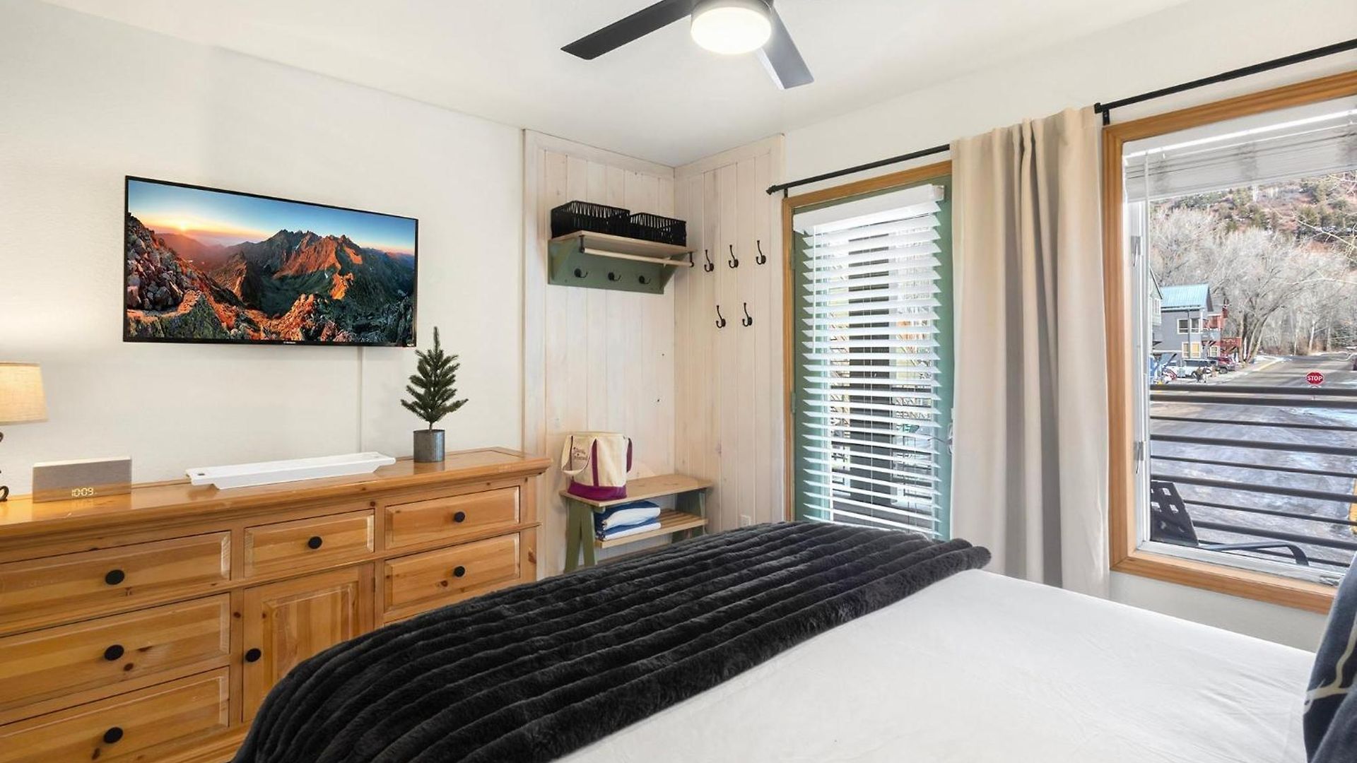 Riverfront, Blocks To - Mtn Views, Hot Tub At Viking 217 Telluride