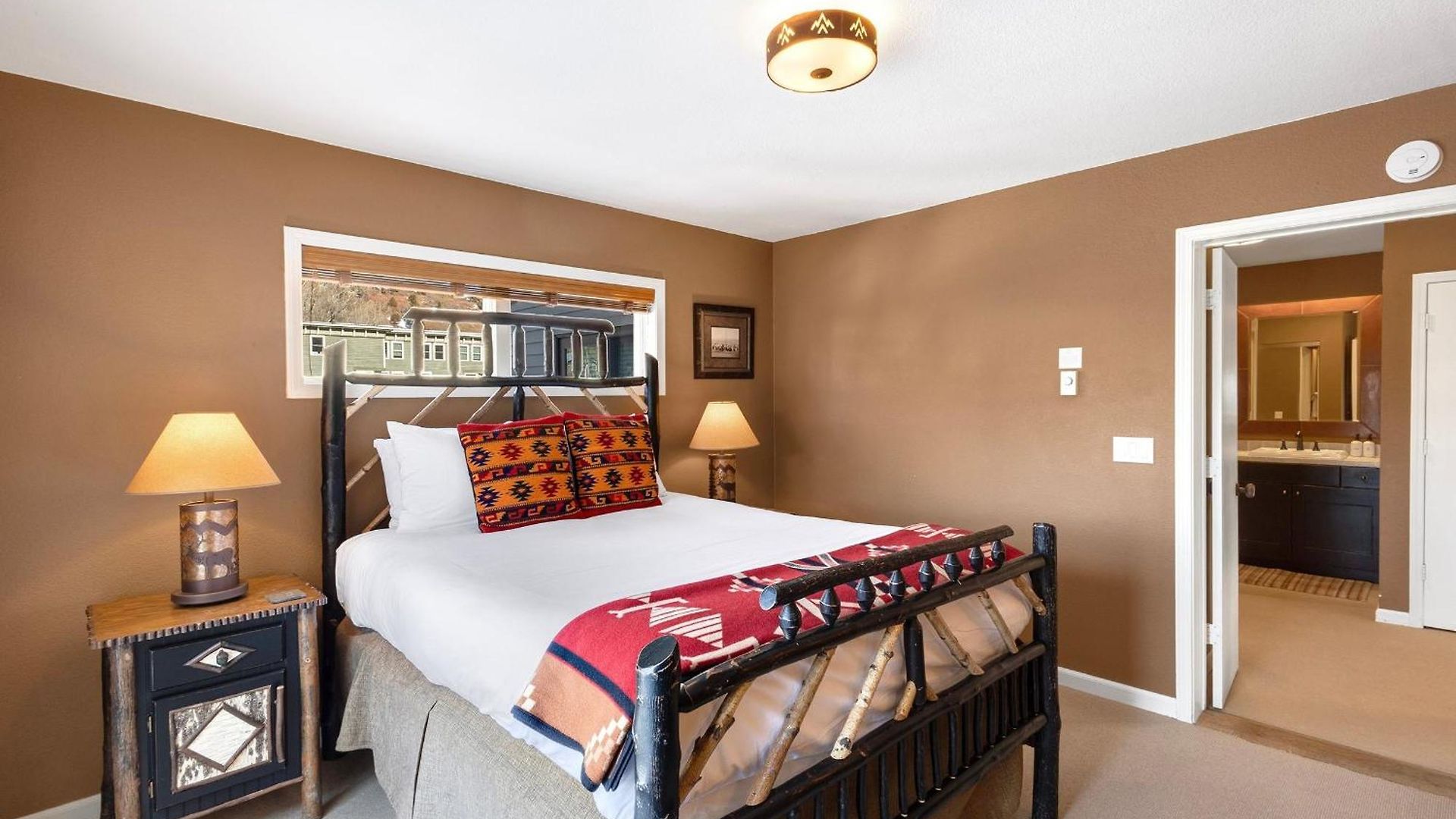 Trip Value! Walk Everywhere, Hot Tub, Floor Apartment