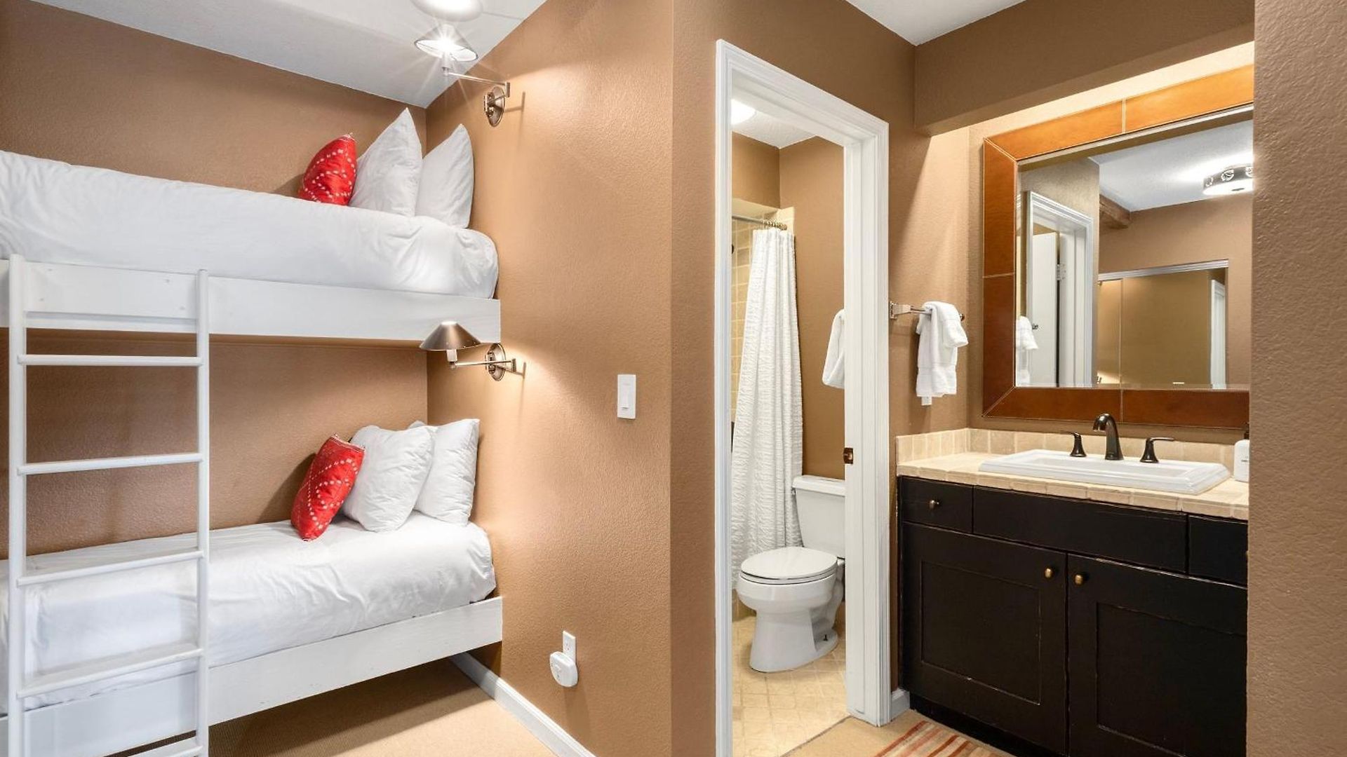 Trip Value! Walk Everywhere, Hot Tub, Floor Apartment