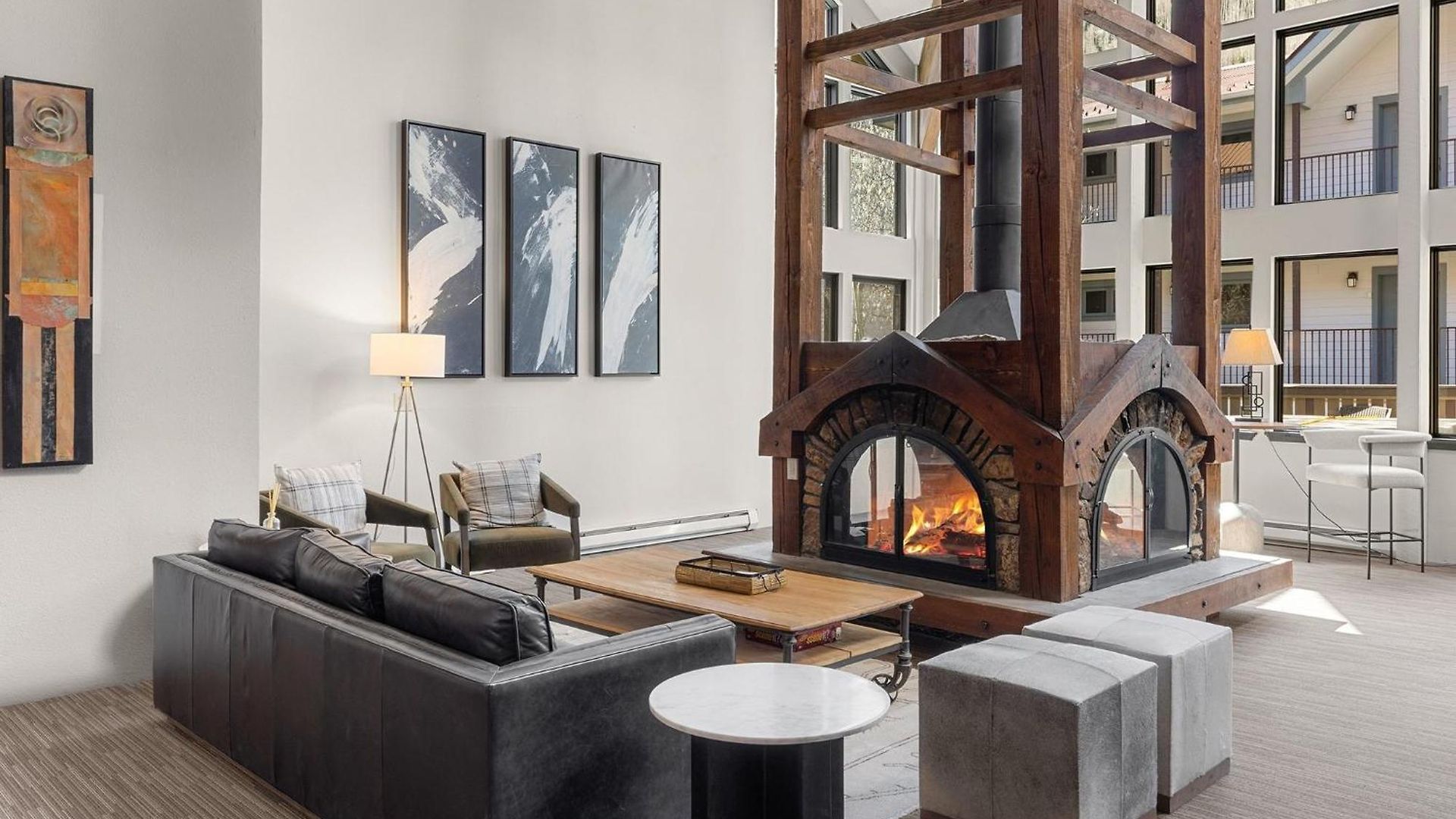 Apartment West End Winner - Hot Tub, Parking, Open Kitchen & Living Space *